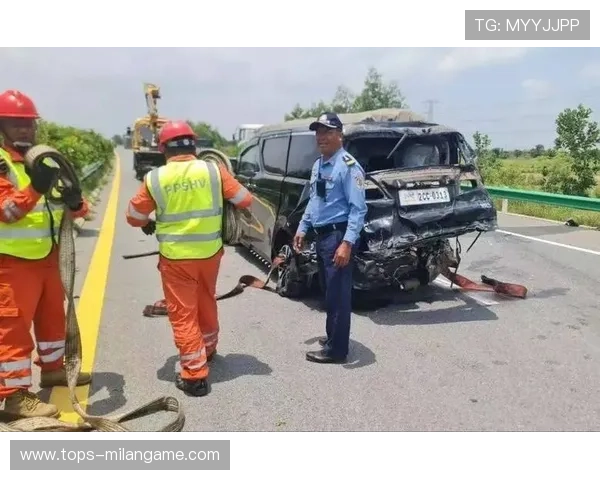 “生死瞬间：车祸现场的救援救赎故事”，车祸救人视频